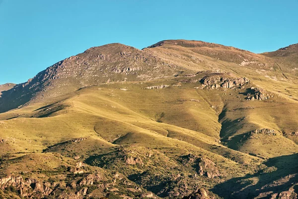 Łysa Góra Kamienistymi Wychodkami Pokryta Trawą Spokojny Widok Jesieni Wsi — Zdjęcie stockowe