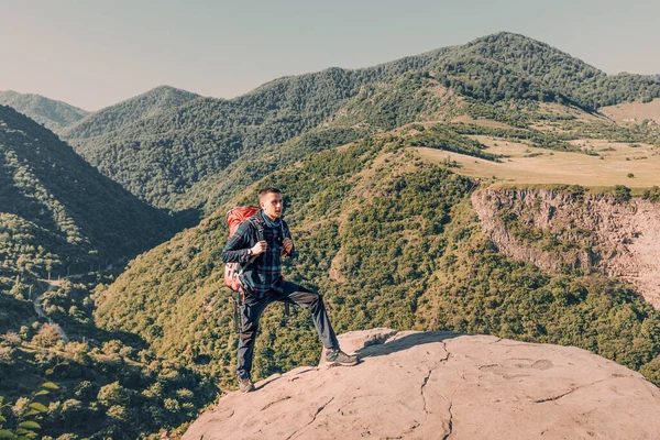 Manlig Resenär Med Trekking Ryggsäck Klättrar Sten Bergen Långfärdsleder Och — Stockfoto