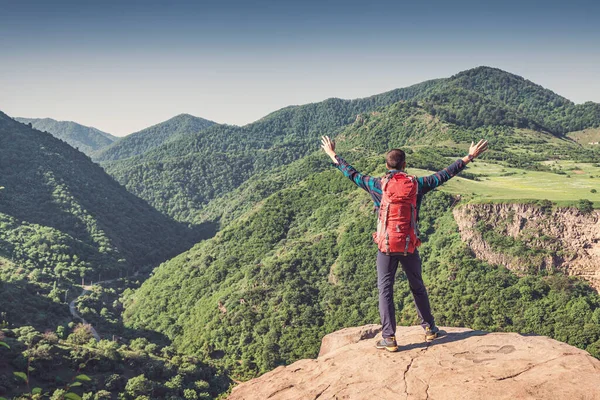 Boldog Ember Felemelt Karral Hátizsákkal Felmászik Egy Sziklára Hegyekben Távolsági — Stock Fotó