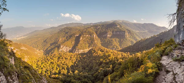 Panoramico Paesaggio Caucasico Con Vista Una Catena Montuosa Coperta Una — Foto Stock