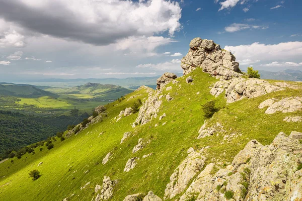 Cima Una Montagna Rocciosa Paesaggio Idilliaco Campagna — Foto Stock