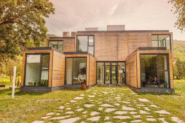 21 Mayıs 2021, Dilijan, Ermenistan: Bir Dilijan ulusal ve doğal parkının turizm bilgi merkezi, gezginlere bilgi ve harita sağlıyor