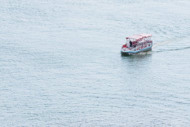 23 Mayıs 2021, Sevan, Ermenistan: Ermenistan 'daki Sevan Gölü' nün kötü havasında turistler için olmayan bir gezi gemisi. Gemide Tigarbo başlığı