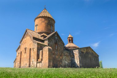 Saghmosavank Ermeni Kilisesi ya da Mezmurlar Manastırı popüler bir turizm beldesidir. Kasagh Nehri 'nin kıyısında yer almaktadır.