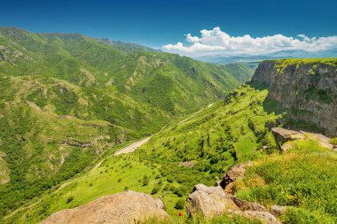 Debed Kanyonu 'nun manzarası ve Lori vilayetindeki Ermeni Dağları' nda derin bir vadi..