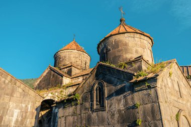 Ermenistan 'ın Lori bölgesinde bir Haghpat manastırı kompleksinin görkemli kubbeleri. 10. yüzyıl civarında inşa edilmiş.
