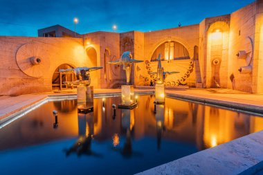 24 Mayıs 2021, Erivan, Ermenistan: Heykel dalgıçları Erivan 'daki Şelale anıtının terasında havuza veya çeşmeye dalan yüzücüleri resmediyor