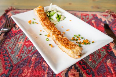 Lula Kebap, Orta Doğu 'da popüler ve basit bir yemektir. Kafkasya' da ise, kıyma tabağında kıyma yemek yenir.