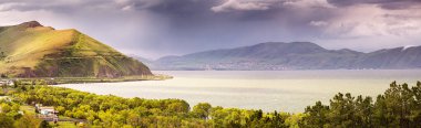 Fırtınalı havada, Sevan Gölü 'nde şiddetli rüzgarla dramatik panoramik manzara. Ermenistan 'da doğal seyahat yerleri