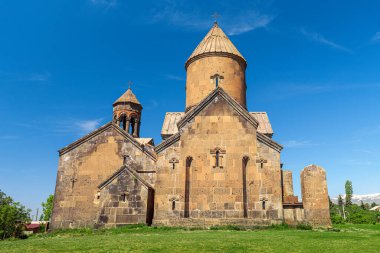 Saghmosavank Ermeni Kilisesi ya da Mezmurlar Manastırı popüler bir turizm beldesidir. Kasagh Nehri 'nin kıyısında yer almaktadır.