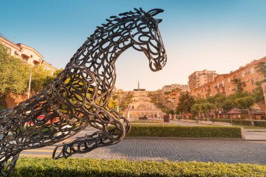 25 Mayıs 2021, Erivan, Ermenistan: Erivan 'daki Şelale anıtı yakınlarındaki metal at nallarından yapılmış alışılmadık bir at heykeli