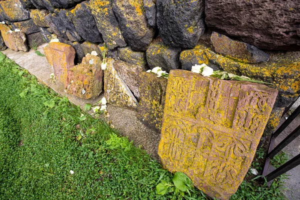 Традиційний Вірменський Різьблений Хачкар Або Поперечний Камінь Квітами Встановленими Біля — стокове фото