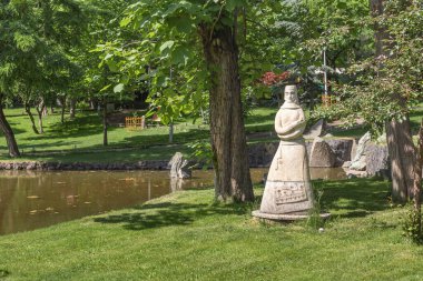 25 Mayıs 2021, Erivan, Ermenistan: Boghossian bahçelerinde Ermeni kadın heykeli veya Erivan şehir merkezindeki Aşıklar Parkı