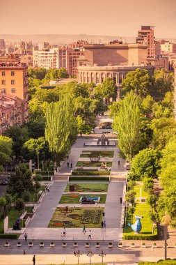 26 Mayıs 2021, Erivan, Ermenistan: Cafesjian Sanat Merkezi ve ünlü Cascade anıtı olan şehir parkı. Erivan 'da seyahat yerleri ve eğlence merkezleri