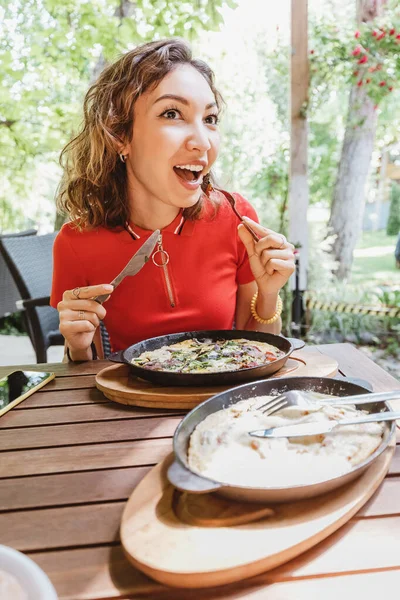 Woman Eats Fried Eggs Bacon Frying Pan Street Restaurant Concept — Stock Photo, Image