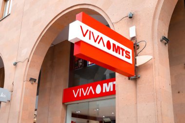25 Mayıs 2021, Erivan, Ermenistan: Viva mts logotype mağazanın girişinde bir tabela üzerinde