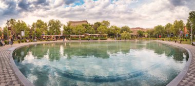 25 Mayıs 2021, Erivan, Ermenistan: Erivan 'ın merkezindeki toprak setinde yaşayan sakinlerin bulunduğu bir şehir parkında yapay bir göl