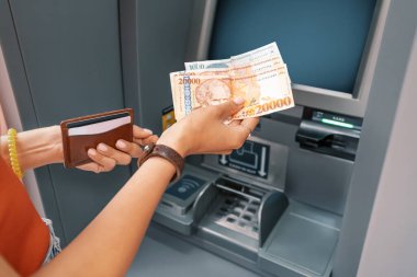 Kadın, Ermeni parasını ATM 'den çekmiş. Döviz kurları ve krediler konsepti