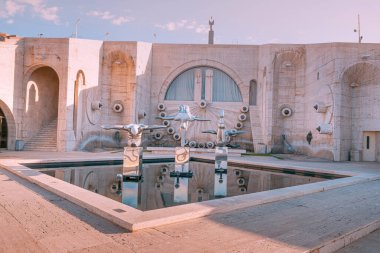 Heykel dalgıçları, Erivan 'daki çağlayan anıtının terasında havuza veya çeşmeye dalan yüzücüleri resmediyor.