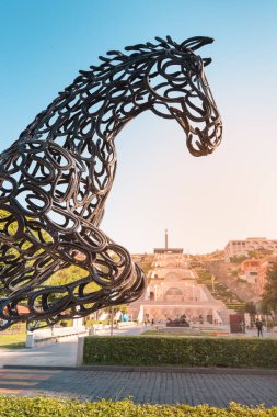 25 Mayıs 2021, Erivan, Ermenistan: Erivan 'daki Şelale anıtı yakınlarındaki metal at nallarından yapılmış alışılmadık bir at heykeli