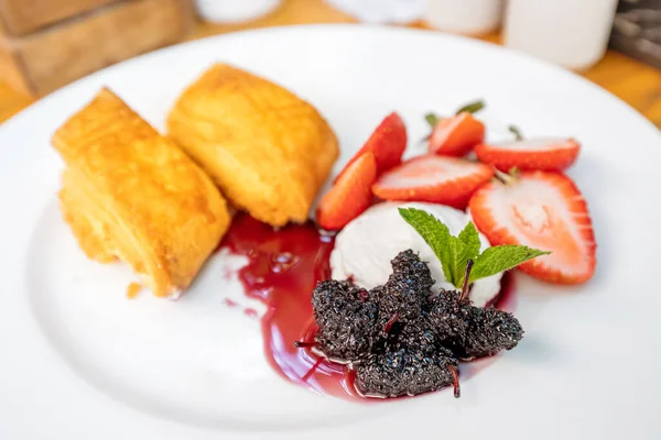 Dessert Auf Einem Teller Mit Strudeltorte Süßen Erdbeeren Und Einer — Stockfoto