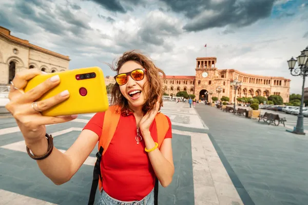 Щаслива Азіатка Фотографує Свій Подорожній Блог Соціальних Мережах Тлі Республіканської — стокове фото