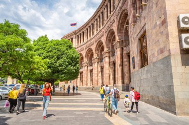 25 Mayıs 2021, Erivan, Ermenistan: Erivan kenti sakinleri ve turistler, Cumhuriyet 'in merkez meydanı boyunca hükümet binası yakınlarında yürüyorlar