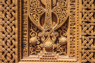 Geghard Katedrali 'nin yakınındaki eski geleneksel oyma hachkar ya da çapraz taş, yakın çekim. Ermeni mirası ve sanatı