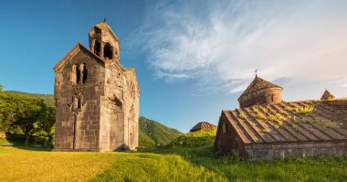Kilise ve çan kulesi Ermenistan 'daki Haghpat Manastırı' nın bölgesinde tek başına duruyor. Gezi ve hac konsepti