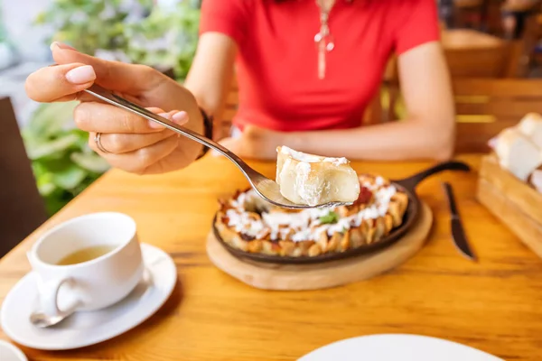 Woman Eating Opened Manti Dumplings White Sauce Restaurant Traditional Cuisine — Stock Photo, Image