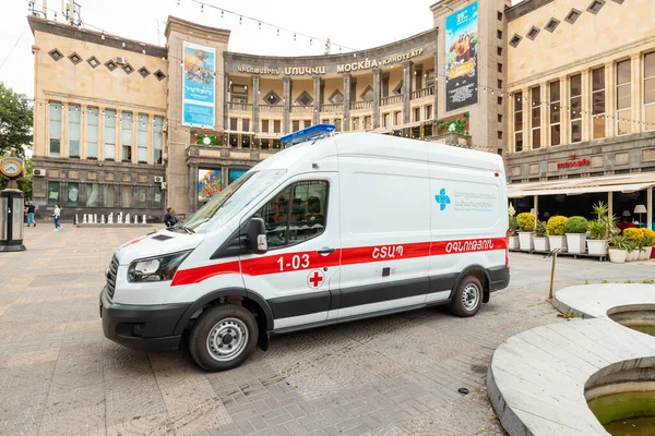 Mei 2021 Jerevan Armenië Een Ambulance Staat Klaar Het Drukke — Stockfoto
