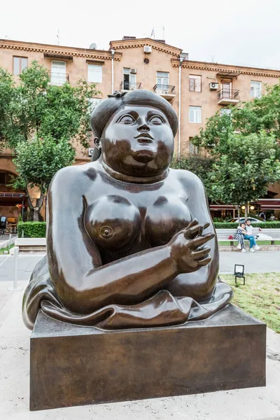 May 2021 Ereván Armenia Escultura Botero Impactante Atractiva Mujer Fumadora — Foto de Stock