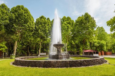 Erivan 'da sakin bir şehir parkında eski bir çeşme.