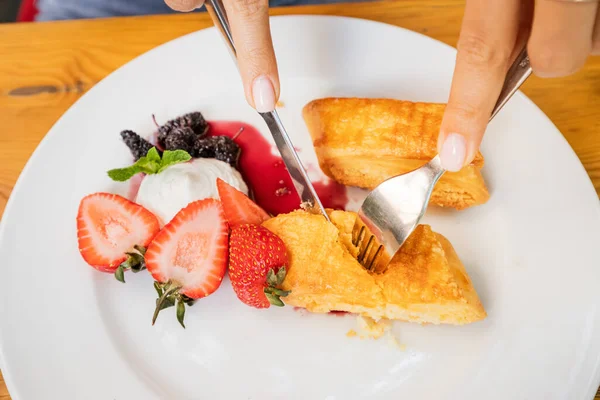 Eater Uses Fork Knife Cut Crispy Pie Sweet Strawberries Plate — Stock Photo, Image