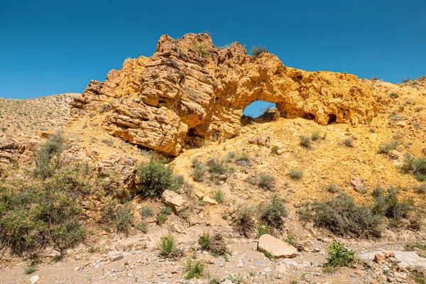 沙漠峡谷红岩中美丽的风景如画的拱门 — 图库照片