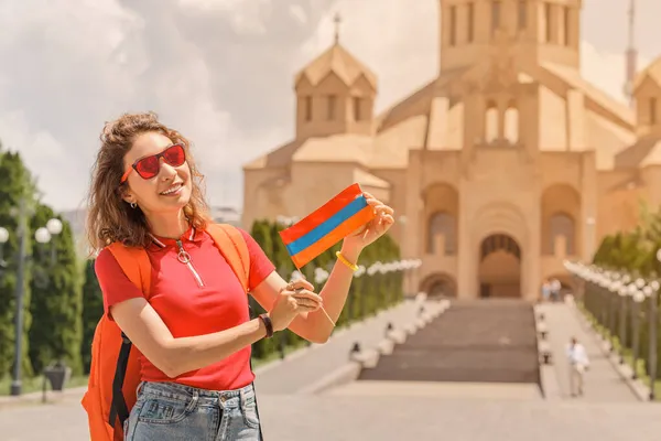 Γυναίκα Ταξιδιώτης Αρμένικη Σημαία Στον Καθεδρικό Ναό Του Αγίου Γρηγορίου — Φωτογραφία Αρχείου