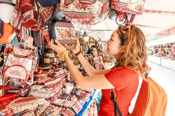 Kobieta Wybiera Torbę Tradycyjnym Ormiańskim Wzorem Pchlim Targu Vernissage Erywaniu — Zdjęcie stockowe