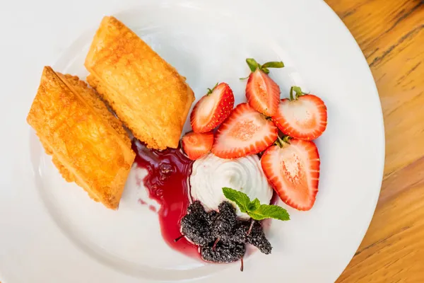 Dessert Auf Einem Teller Mit Strudeltorte Süßen Erdbeeren Und Einer — Stockfoto