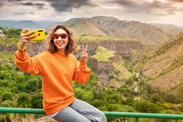 Kobieta Podróżnik Blogger Robi Selfie Zdjęcia Tle Pięknej Doliny Rzeki — Zdjęcie stockowe