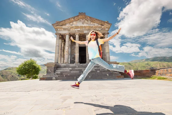 Šťastná Cestovatelka Skákání Baví Chrámu Garni Arménii Starobylá Památka Řecké — Stock fotografie