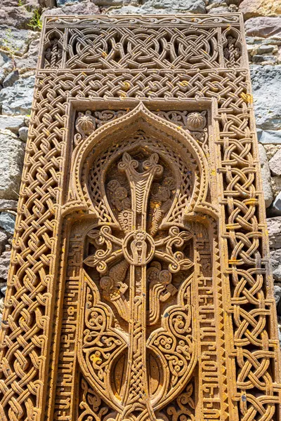 Antiguo Khachkar Tallado Tradicional Piedra Cruzada Cerca Catedral Geghard Vista — Foto de Stock