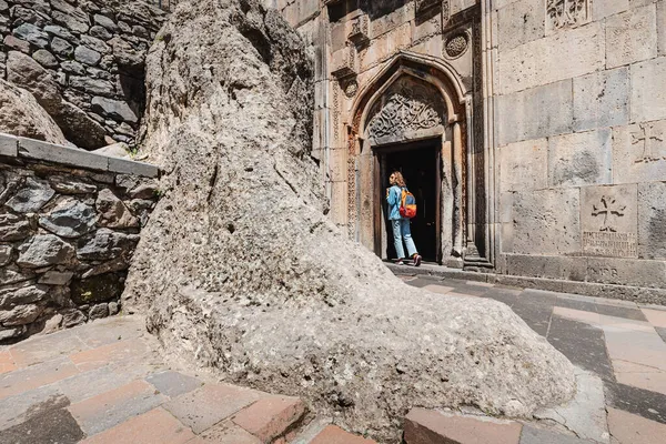 Mulher Visitante Entrando Mosteiro Geghard Armênia Importante Ponto Viagem Peregrinação — Fotografia de Stock