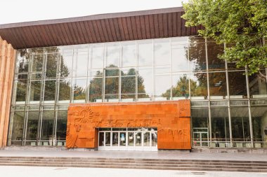 25 Mayıs 2021, Erivan, Ermenistan: Sundukyan Devlet Akademik Tiyatrosu girişi Sovyetler stili basesferle