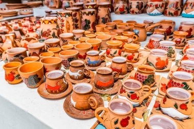 25 Mayıs 2021, Erivan, Ermenistan: Ermeni tarzında ulusal ve folklor kalıplı çömlek ürünleri hediyelik eşya dükkanında satışa sunuluyor