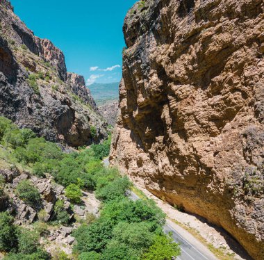 Ermenistan 'daki bir milli parktaki Gnishik nehrinin dar bir vadisinde insansız hava aracı görüntüsü
