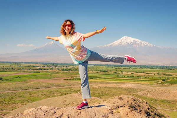 Счастливая Женщина Веселится Вершине Холма Глядя Величественную Араратскую Гору Армении — стоковое фото