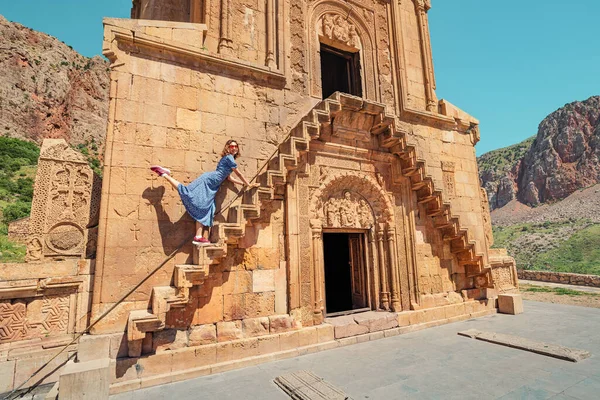 여자가 수도원 층으로 올라가고 아르메니아의 — 스톡 사진