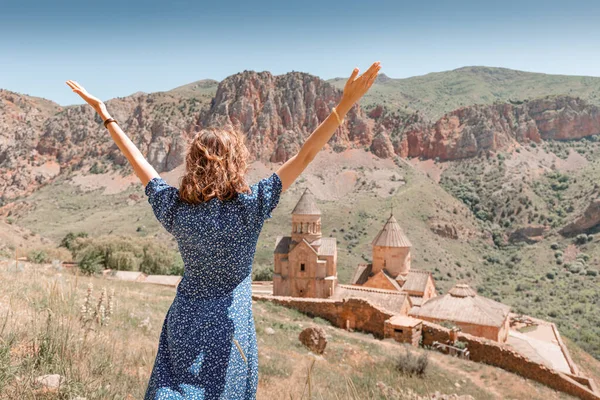 Kollarını Açmış Mutlu Bir Kadın Noravank Ünlü Ermeni Manastırının Manzarasına — Stok fotoğraf