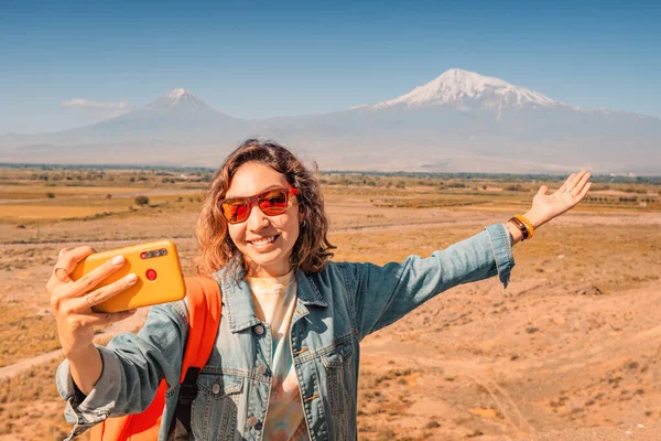 Cestovatel Žena Vyhlídce Focení Selfie Svém Smartphonu Slavné Mount Ararat — Stock fotografie