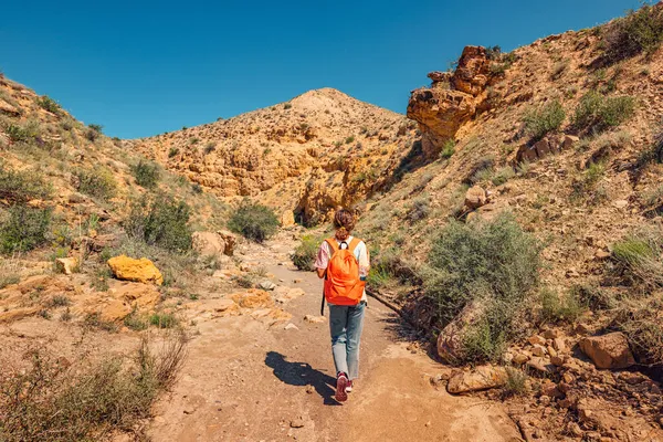 Žena Batohem Kráčí Stezce Opuštěném Kaňonu Červenými Kameny Turistická Stezka — Stock fotografie